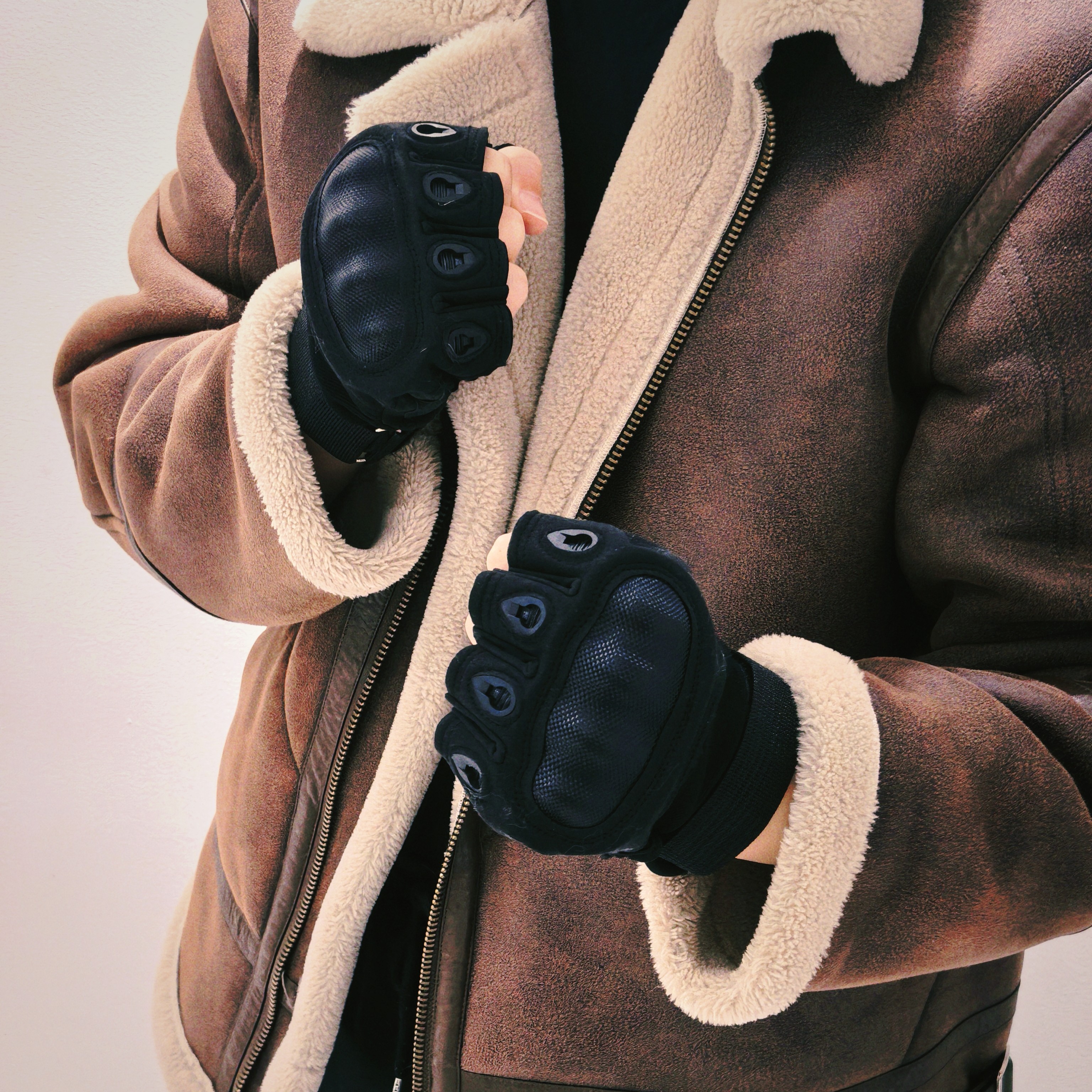Resident Evil Leon Inspired Ta - مراجعة Cut Resistant Glove وسعره