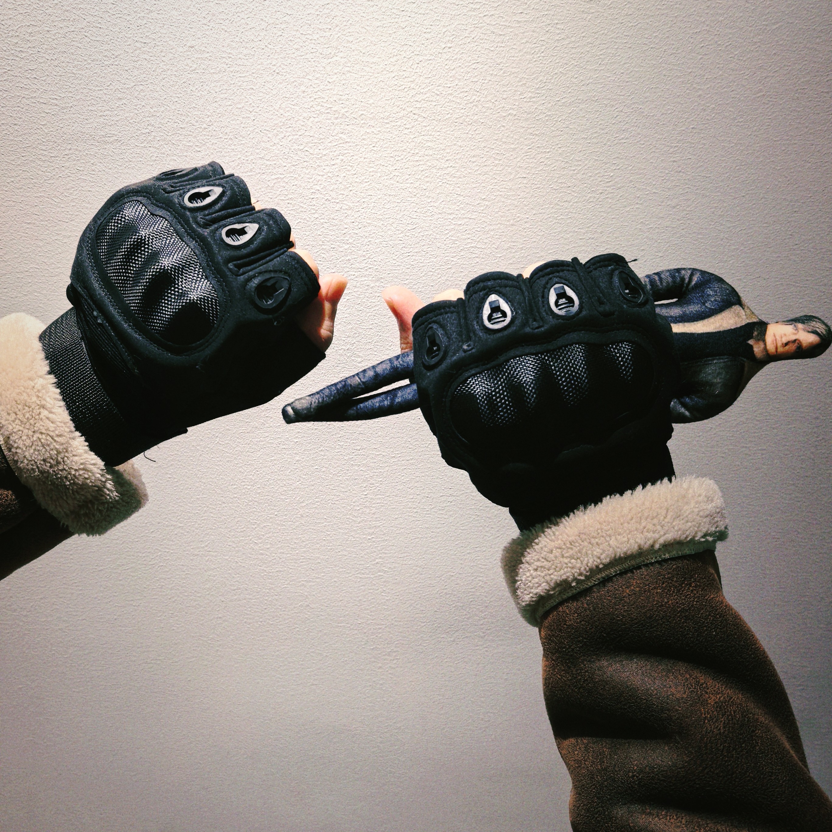 Resident Evil Leon Inspired Ta - مراجعة Cut Resistant Glove وسعره